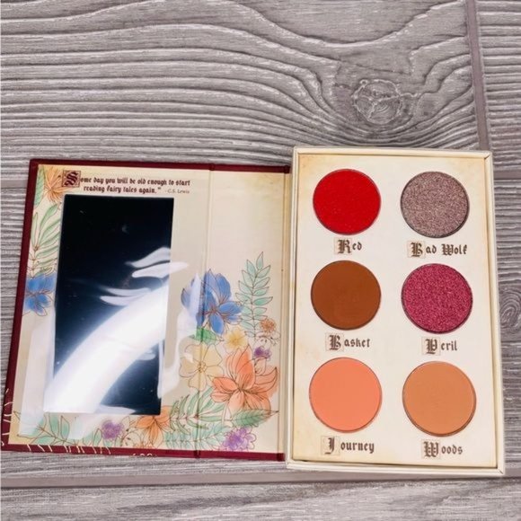 Storybook cosmetics fairy Tales new unused eyeshadow palette Red riding hood mak - Picture 2 of 4